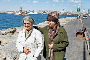 Türk Edebiyatı Vakfı’nın emektar isimleridir (soldan sağa) Belkıs İbrahimhakkıoğlu ve Ayla Ağabegüm. 40 yılı aşan dostluklarını perçinleyen de vakıf çalışmaları olmuş.