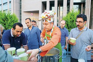 Oktay Usta, Çağlayan Adliyesi önünde bekleyen polis yakınlarına iftarlık dağıttı