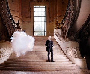 Karl Lagerfeld, Smilde'nin bulutuyla fotoğraf çekiyor. 