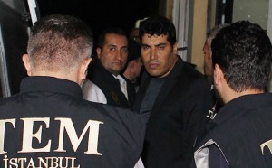 Emniyet mensubu Gaffur Ataç gözaltına alınırken.
