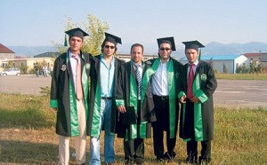 İnşaat mühendisi Adnan Yılmaz’ın (sol başta) dört yıllık üniversite hayatı prefabrik kampüste geçti. Dersleri prefabrik sınıflarda gördü ve buradan mezun oldu.